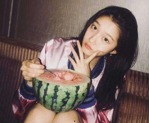 关晓彤吃瓜扮吃货,趣味演绎“吃货”风采