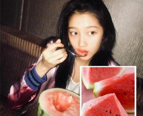 关晓彤吃瓜扮吃货,趣味演绎“吃货”风采