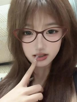 眼镜妹反差吃瓜,吃瓜群众笑翻天