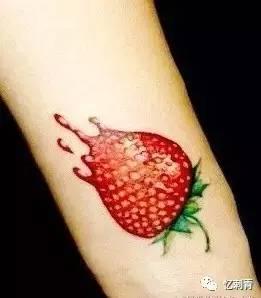 吃瓜纹身唇钉女