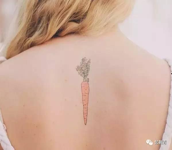 吃瓜纹身唇钉女