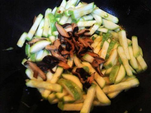 角瓜和香菇能一起吃不,营养与美味的双重享受