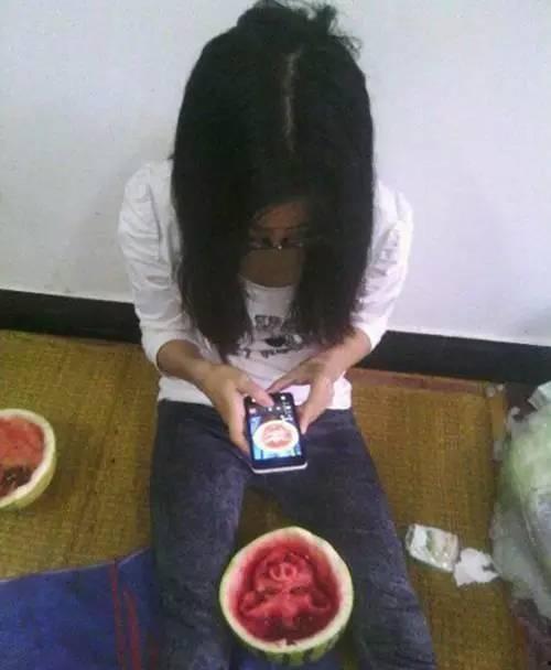 吃瓜女友图片高清,吃瓜女友的甜蜜瞬间