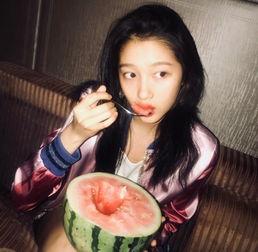 吃瓜女友图片高清,吃瓜女友的甜蜜瞬间