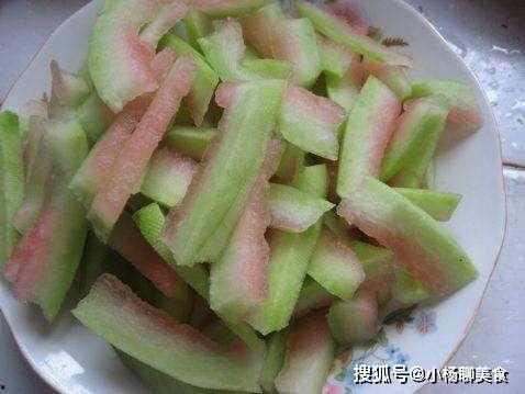 吉林女子吃瓜,吉林女子吃瓜引发全网热议